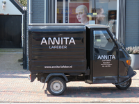 848792 Afbeelding van een reclamewagentje (een Piaggio Ape) van opticien Annita Lafeber (Meerndijk 5) te De Meern ...